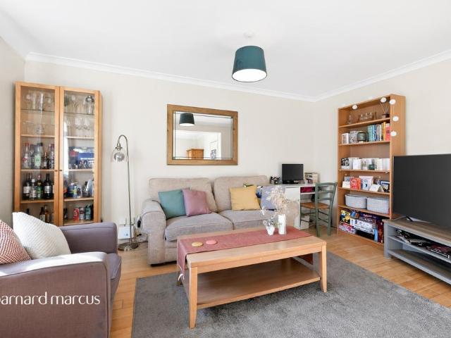 Flat for sale in Kennington, Greater London