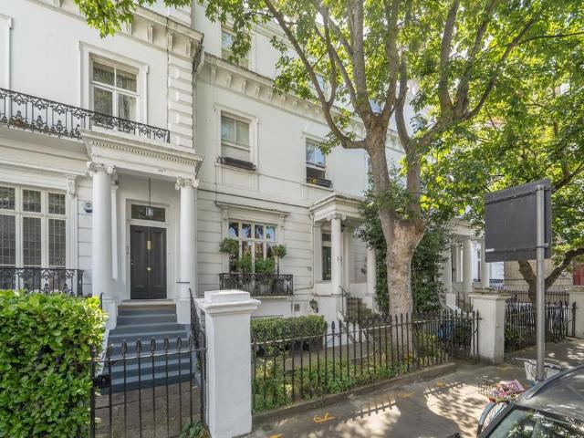 Flat for sale in Brompton, Greater London