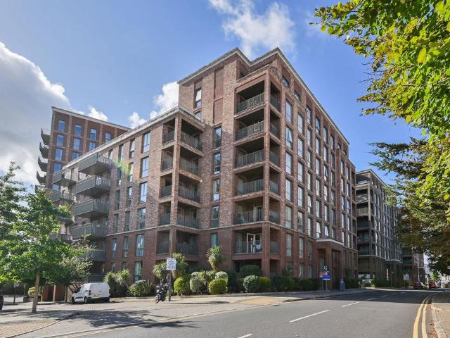 Flat for sale in Greenhill, Greater London