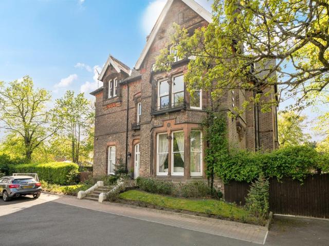 Flat for sale in Calderstones