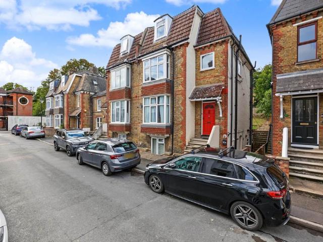 Flat for sale in Borstal, Rochester