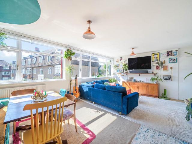 Flat for sale in Stoneleigh, Ewell