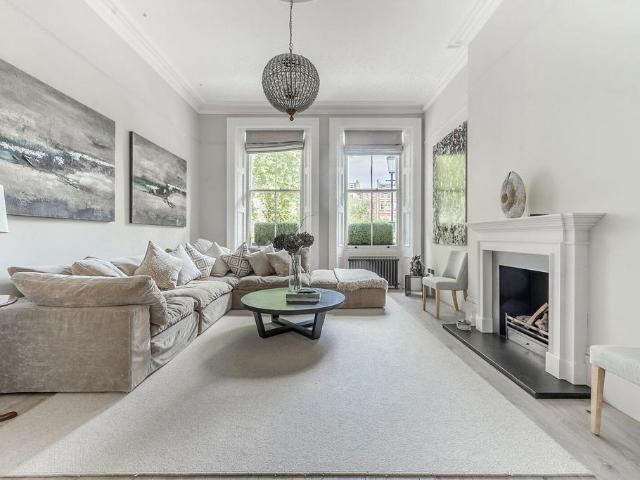 Flat for sale in Earl's Court, Greater London