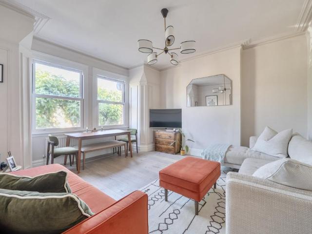 Flat for sale in Stroud Green, Greater London