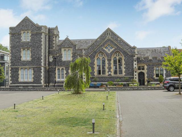 Flat for sale in Oad Street, Kent