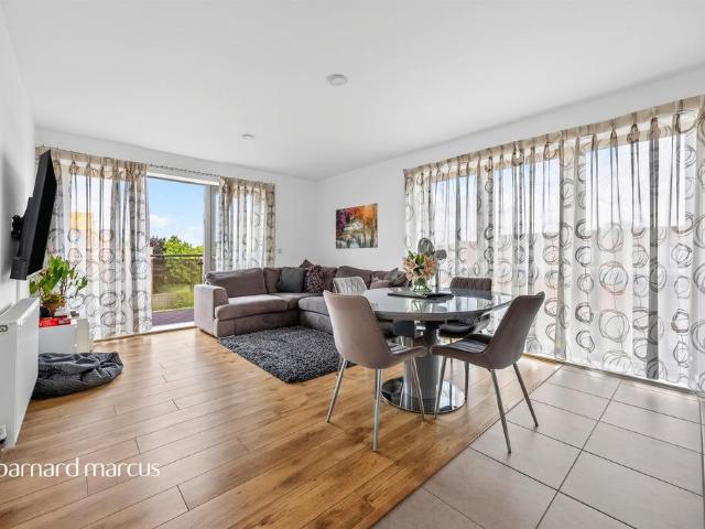 Flat for sale in London Borough of Croydon, Addiscombe