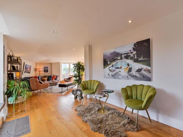 Flat for sale in Oval, Greater London