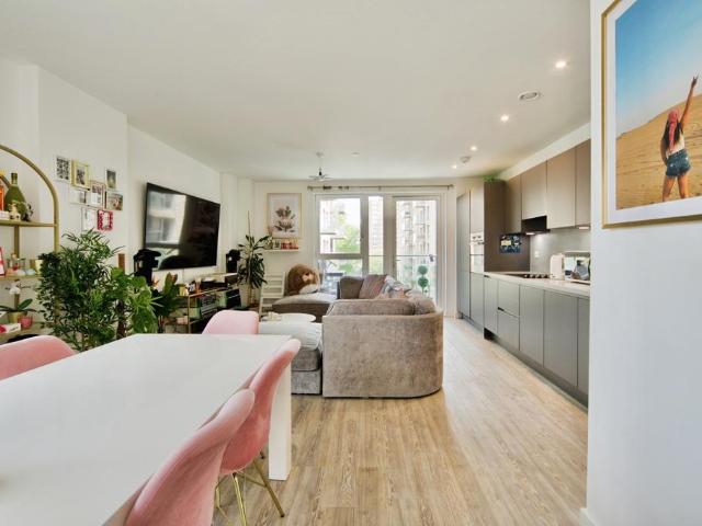 Flat for sale in Upton Park, Greater London