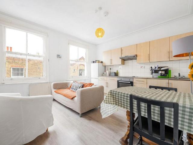 Flat for sale in London Borough of Lambeth, Greater London