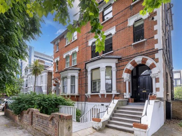 Flat for sale in London Borough of Hounslow, Strand