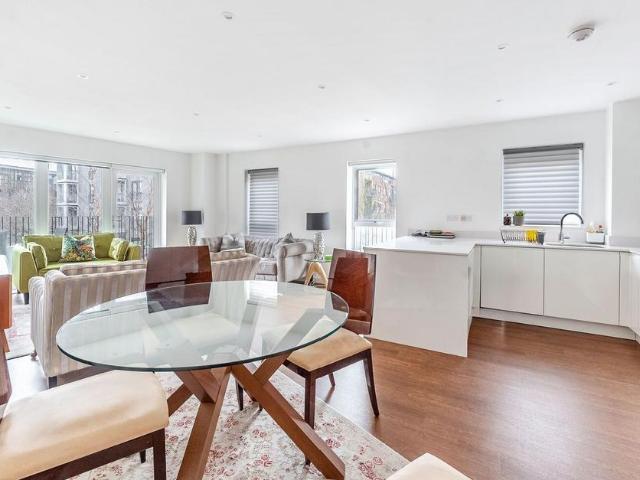 Flat for sale in Little Stanmore, Greater London