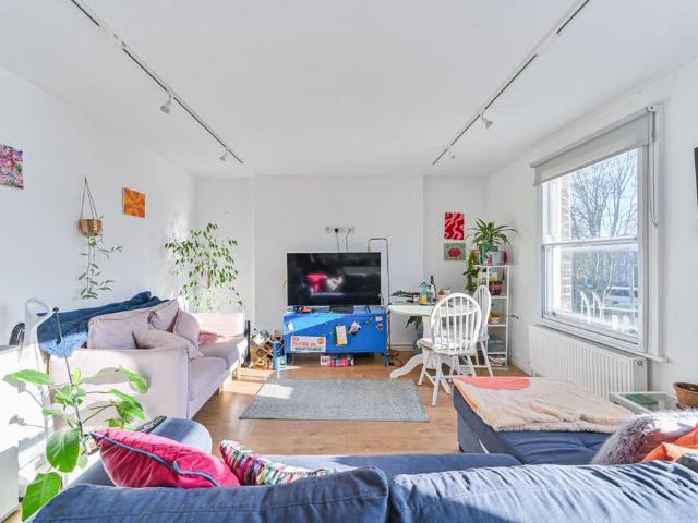 Flat for sale in East Greenwich, Greater London