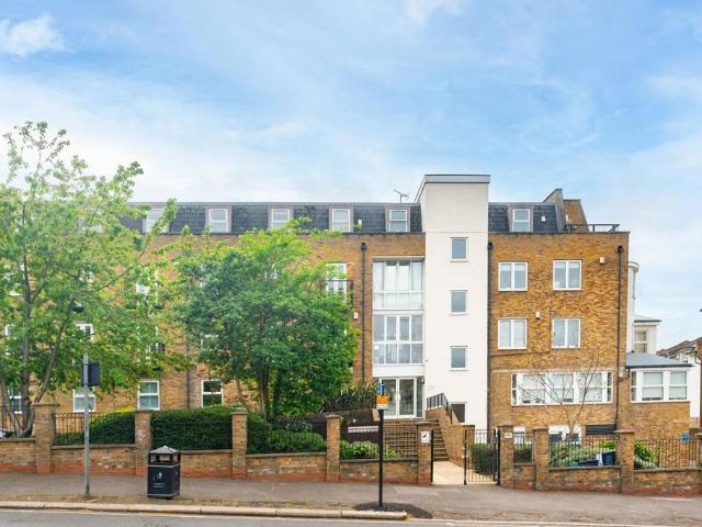 Flat for sale in Clapham, Greater London