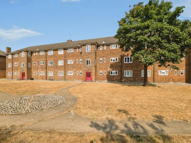 Flat for sale in South Ockendon, Essex