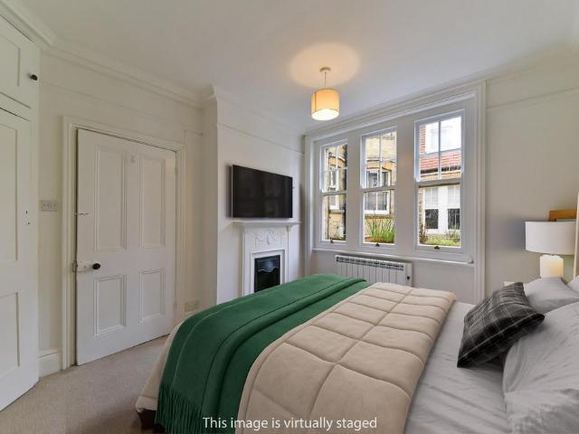 Flat for sale in Shepherd's Bush, Greater London