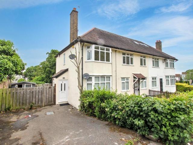 Flat for sale in Woodford Bridge, Greater London