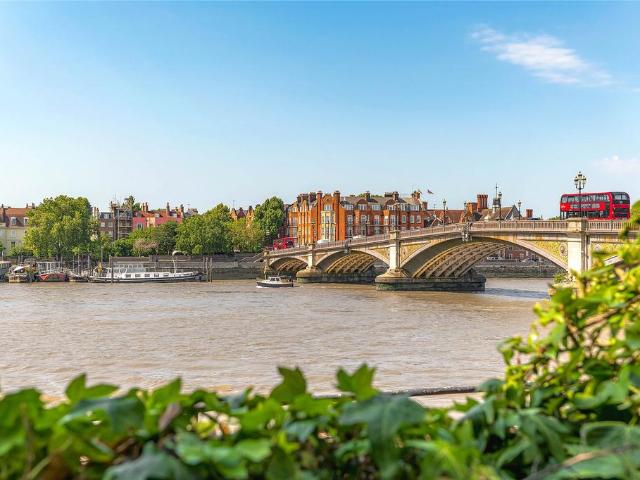 Flat for sale in Battersea, Greater London