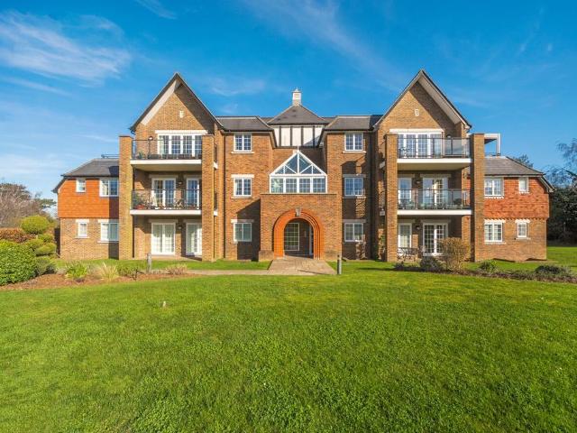 Flat for sale in Hayes, Greater London
