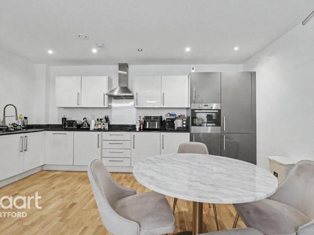 Flat for sale in Monks Orchard, Kent