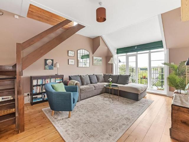 Flat for sale in London Borough of Lewisham, Forest Hill