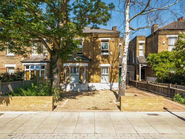 Flat for sale in London Borough of Lewisham, Forest Hill