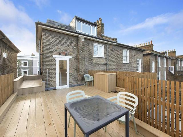 Flat for sale in Kentish Town, Greater London