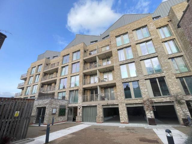 Flat for sale in Kilburn, Greater London