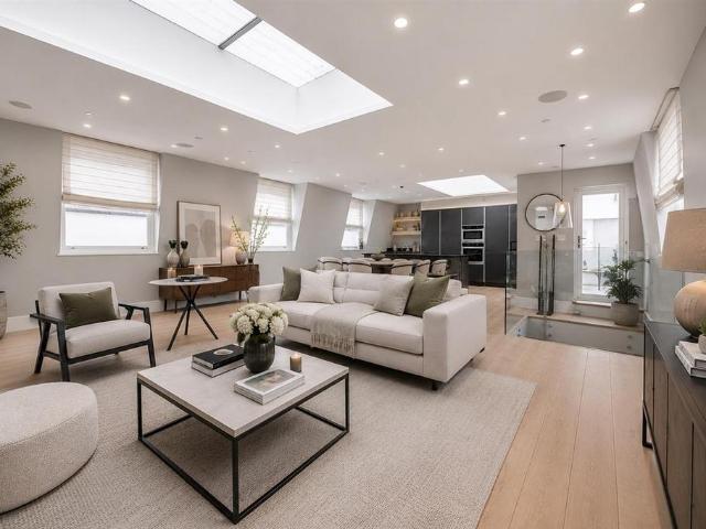 Flat for sale in Kensington, Greater London
