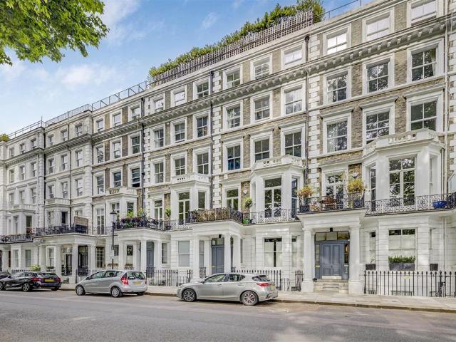 Flat for sale in South Kensington, Greater London