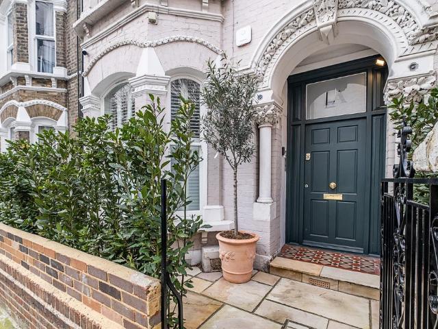 Flat for sale in Clapham, Greater London