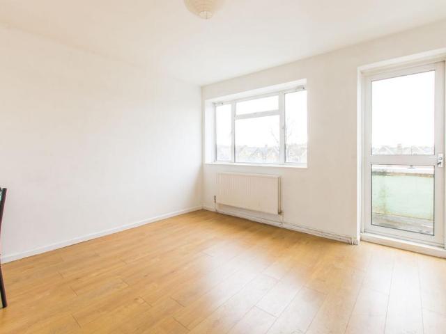 Flat for sale in Stroud Green, Greater London