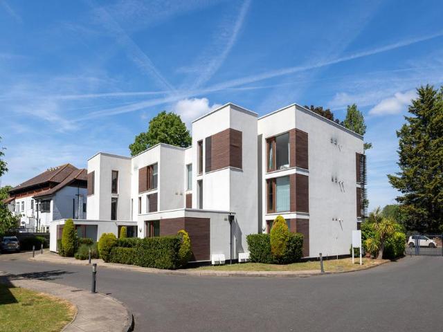 Flat for sale in Ham, Greater London