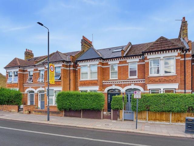 Flat for sale in Furzedown, Greater London