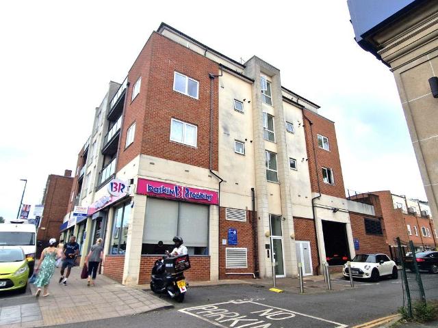 Flat for sale in Hatch End, Greater London
