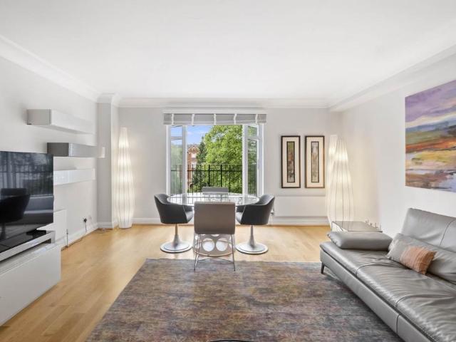 Flat for sale in Earl's Court, Greater London