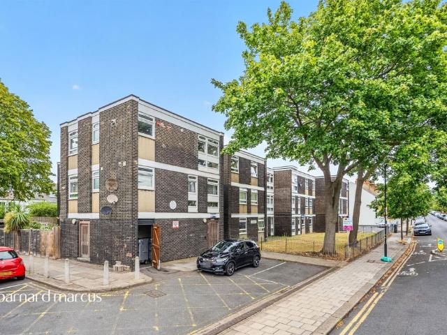 Flat for sale in Streatham, Greater London