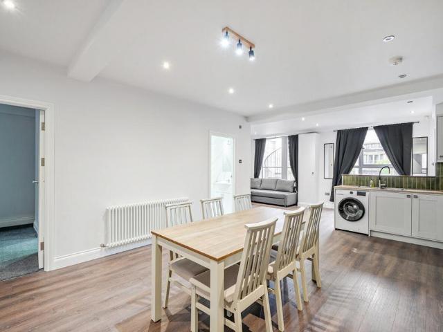 Flat for sale in Walworth, Greater London