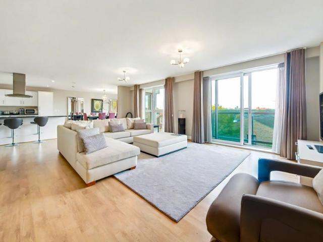 Flat for sale in Hammersmith, Greater London