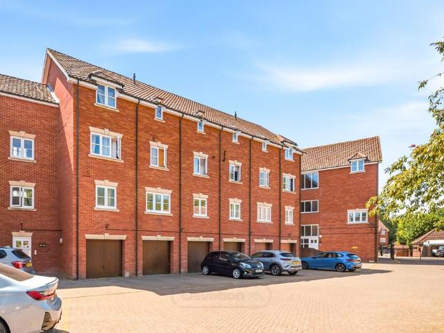 Flat for sale in Monkston Park, Milton Keynes