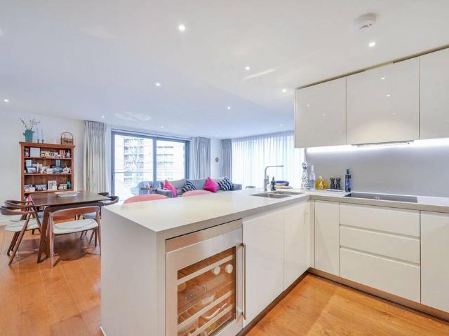 Flat for sale in Chelsea Waterfront, Greater London
