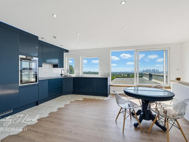 Flat for sale in Shooters Hill, Greater London