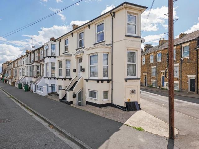Flat for sale in Sheerness, Oad Street