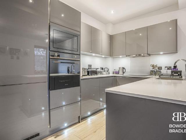 Flat for sale in Gants Hill, Greater London