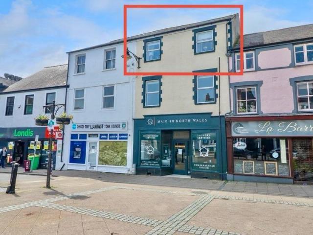 Flat for sale in Trofarth, Wales