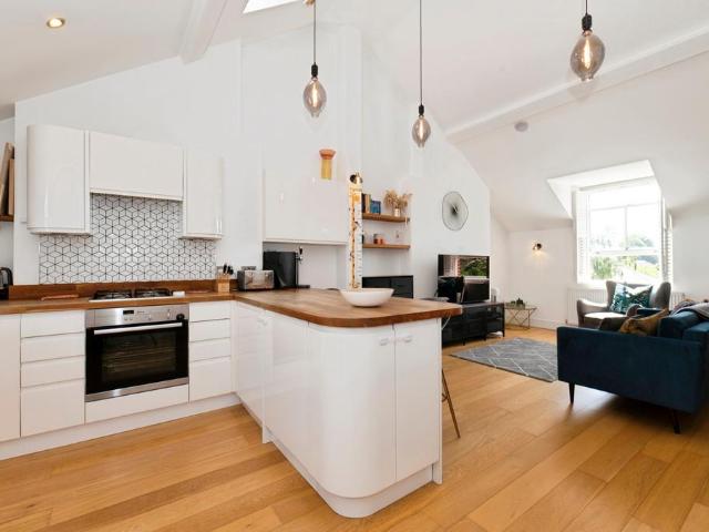 Flat for sale in London Borough of Merton, Merton Park