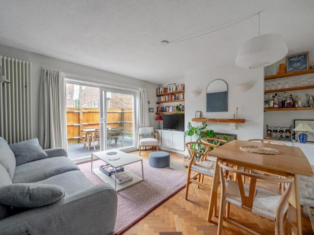 Flat for sale in Tulse Hill, Greater London