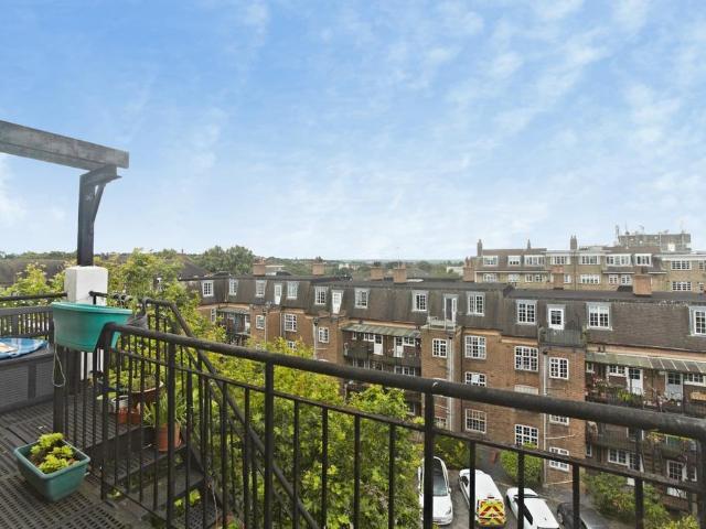 Flat for sale in Streatham, Greater London