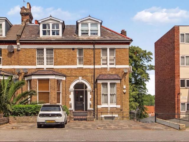Flat for sale in Woodberry Down, Stamford Hill