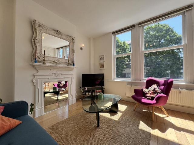 Flat for sale in Stockwell, Greater London