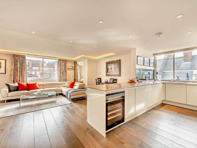 Flat for sale in Victoria, Greater London